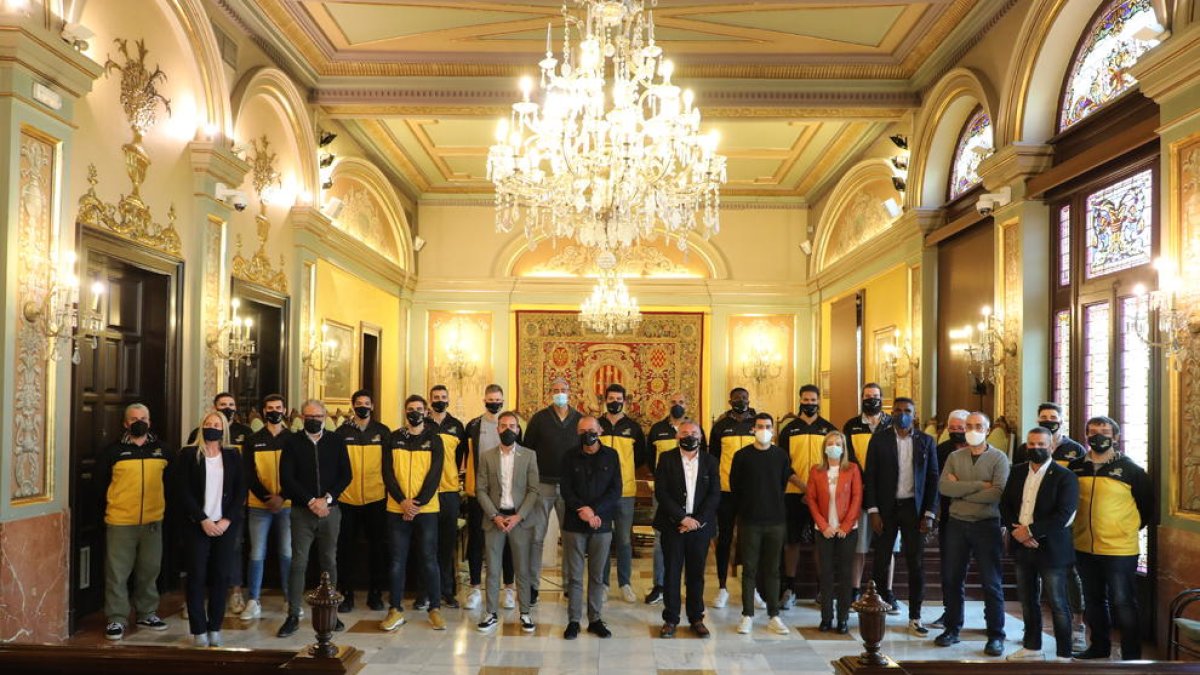 La plantilla del Pardinyes fue recibida ayer en la Paeria por su clasificación para los play off de ascenso.