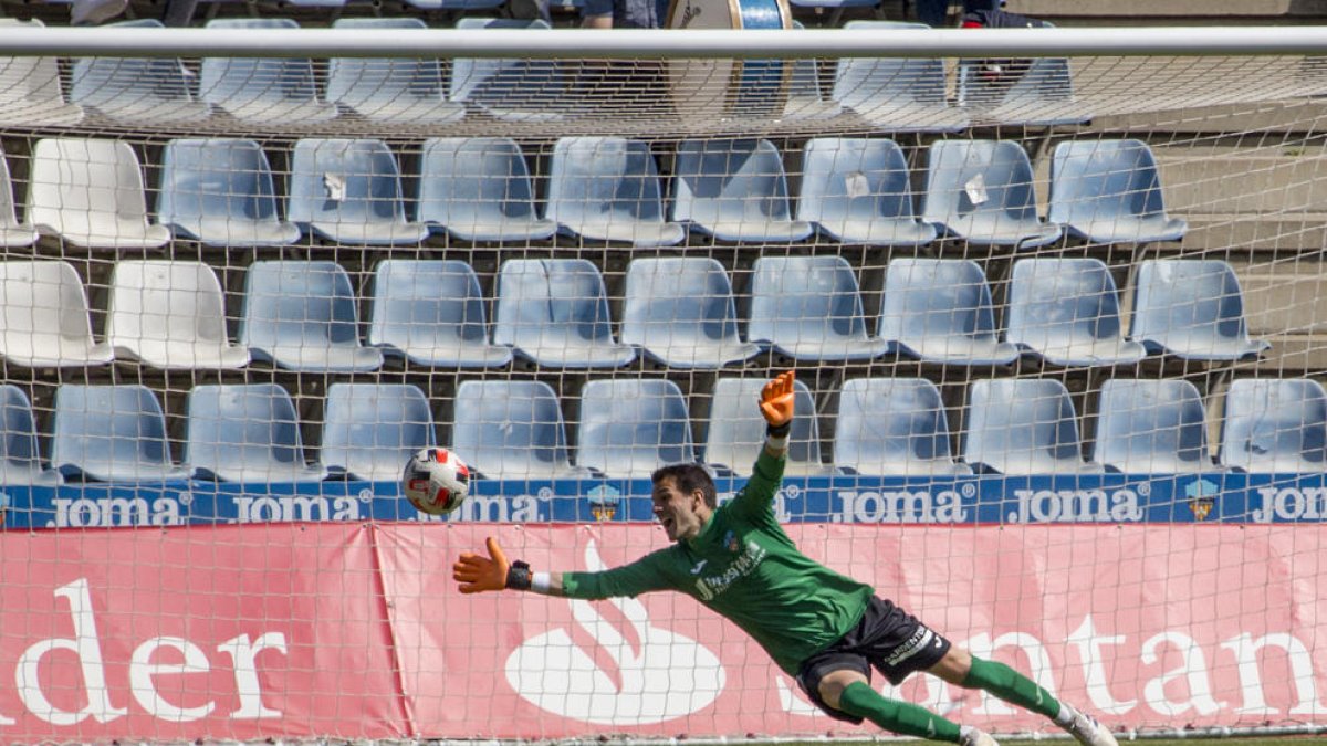Pau Torres, en una intervenció durant el partit que el Lleida va jugar i va guanyar davant de l’Hèrcules.