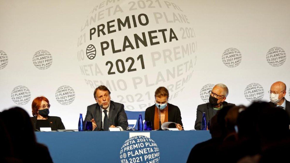 El presidente del Grupo Planeta, José Creuheras, ayer en Barcelona entre Rosa Regàs y Carmen Posadas.