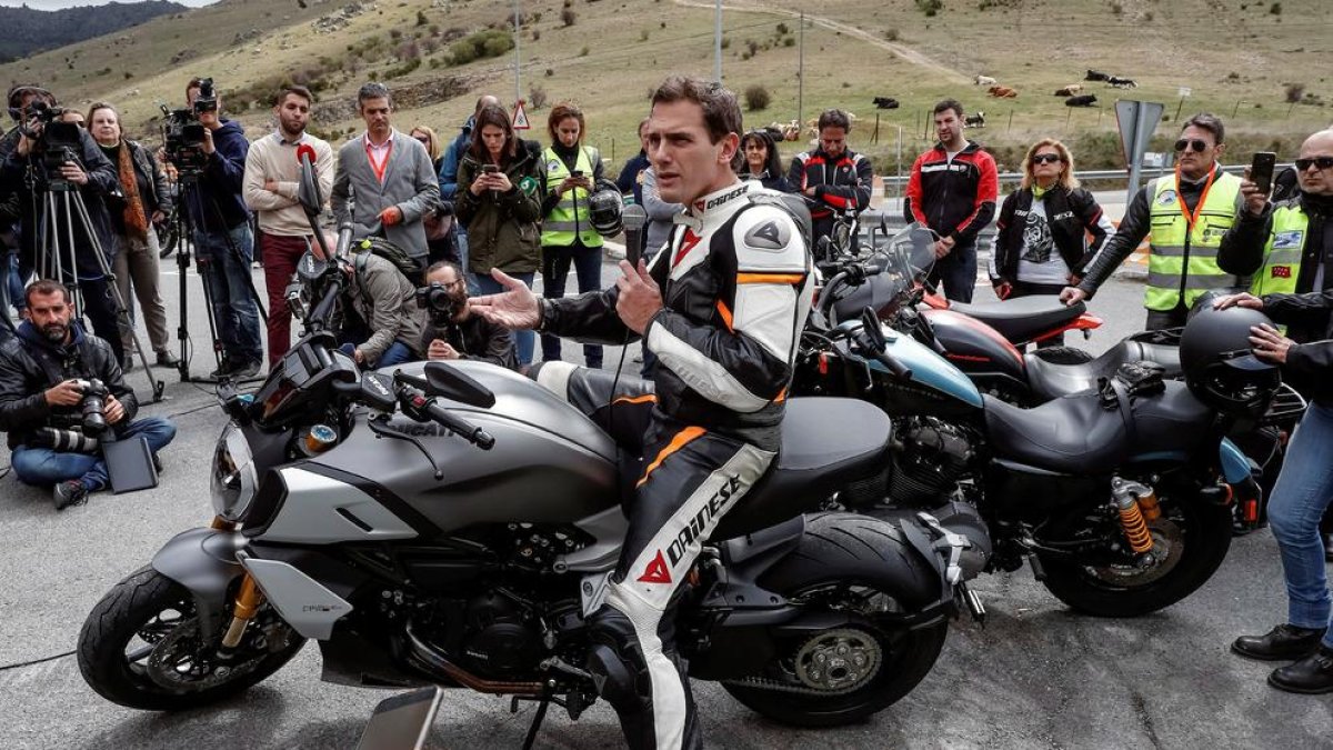 Albert Rivera va pujar ahir a la moto per fer campanya.