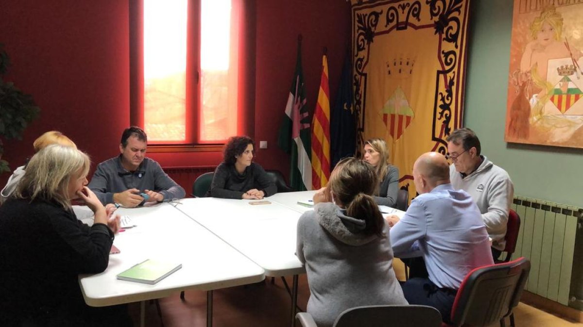 L’equip de govern d’Almacelles durant una reunió.