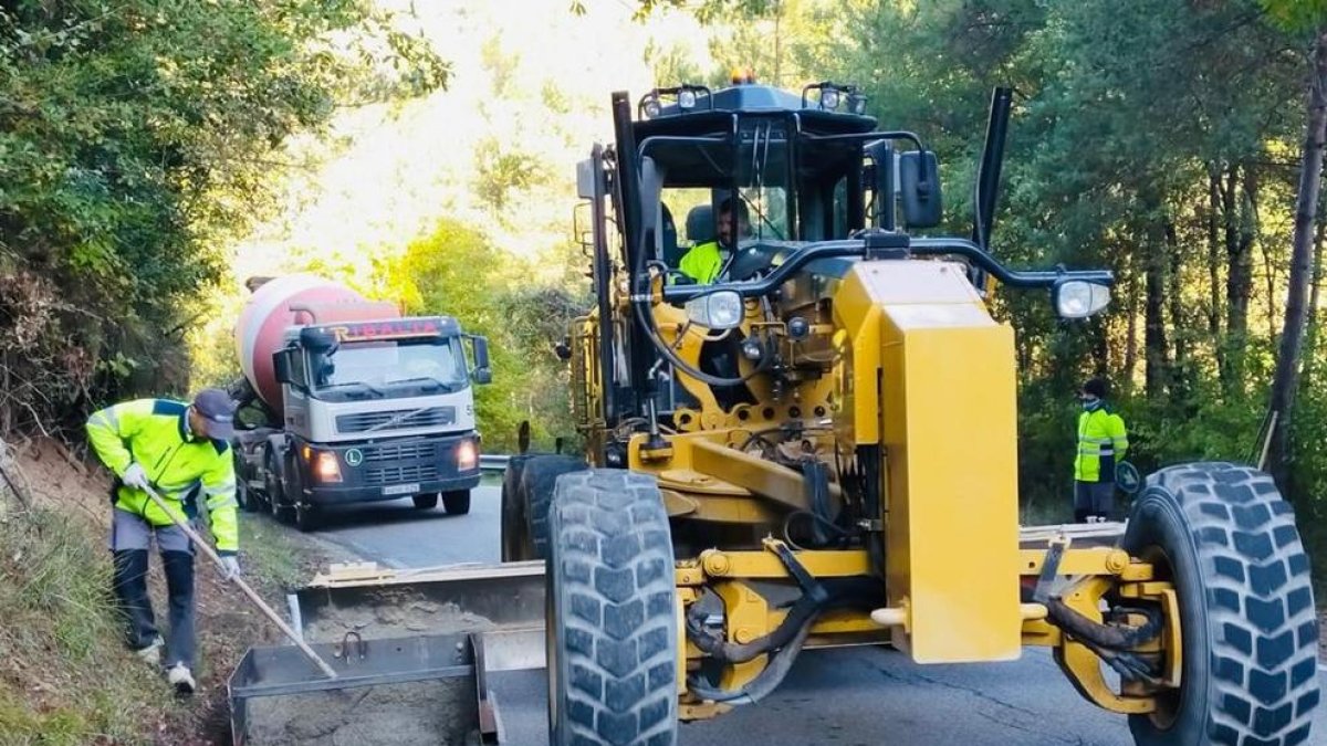 Los trabajadores ya han comenzado la mejora de caminos de la comarca.