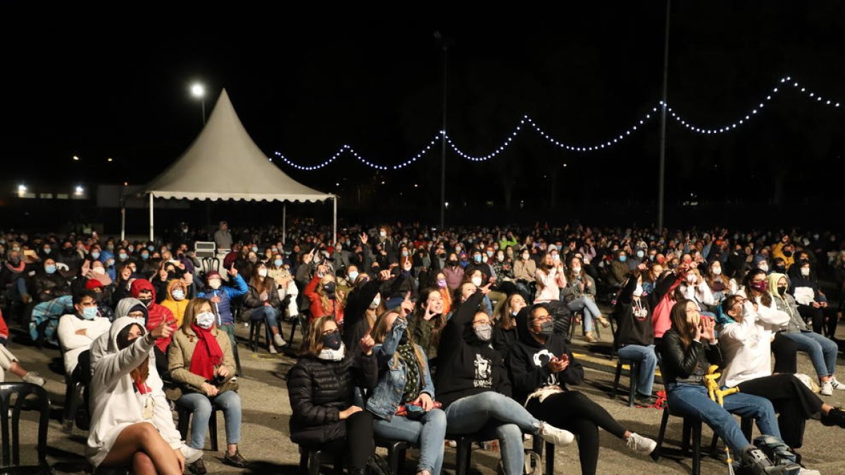 El públic durant l’actuació de Stay Homas als Camps Elisis, asseguts i amb distàncies.