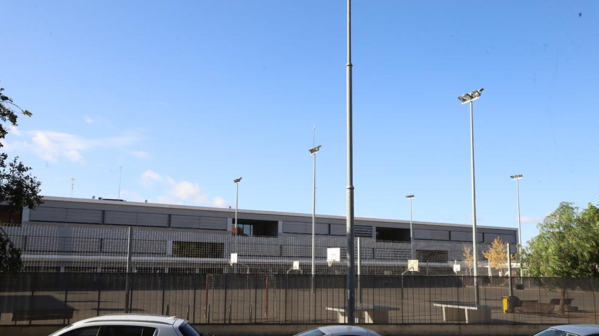 Exterior del instituto la Mitjana, donde hay tres grupos confinados.