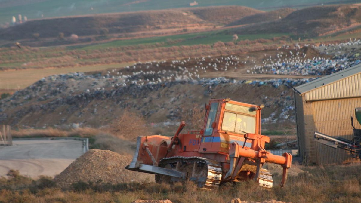 El movimiento de tierras para ampliar el vertedero comenzó en febrero del pasado año.