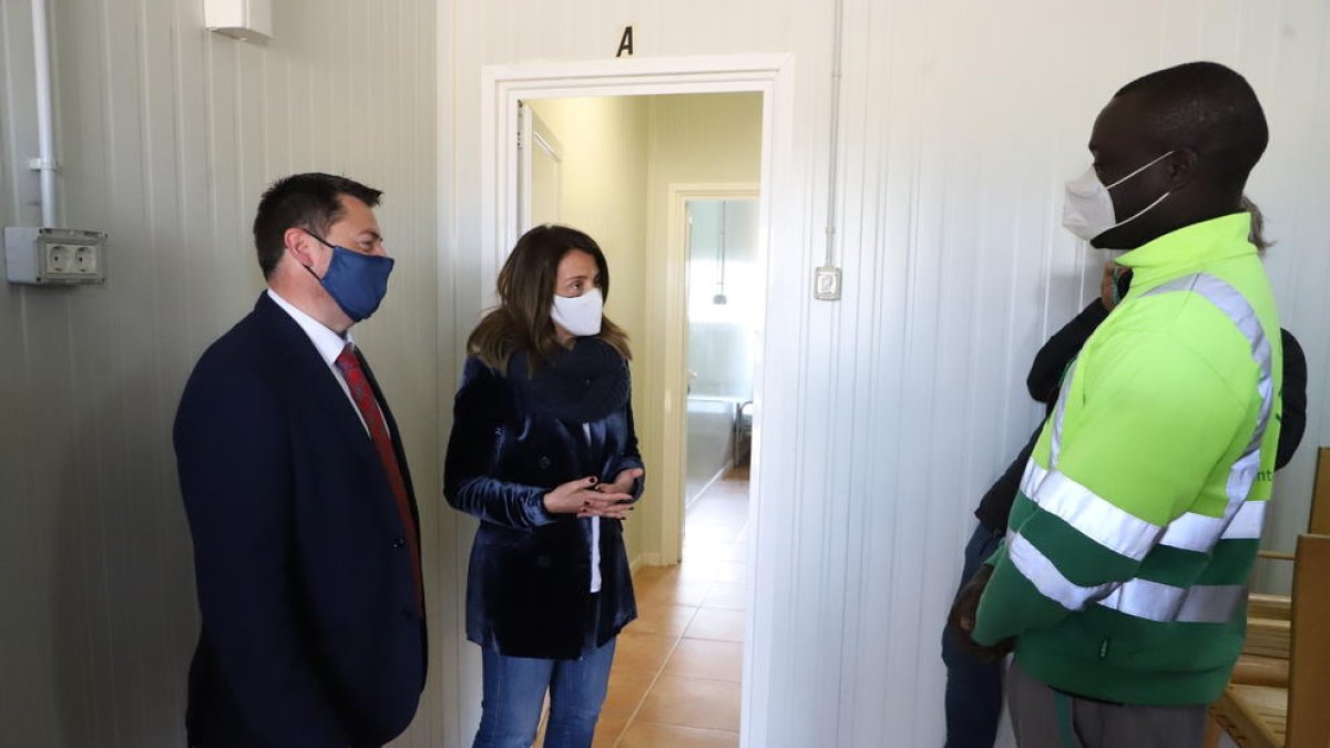 La consellera Budó, en el centro, visitó ayer las instalaciones del albergue de Alcarràs.