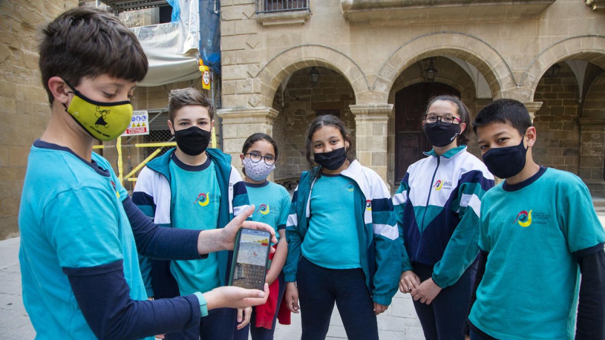 Un dels grups d’escolars que ahir van recórrer els carrers d’Agramunt amb una gimcana al mòbil.