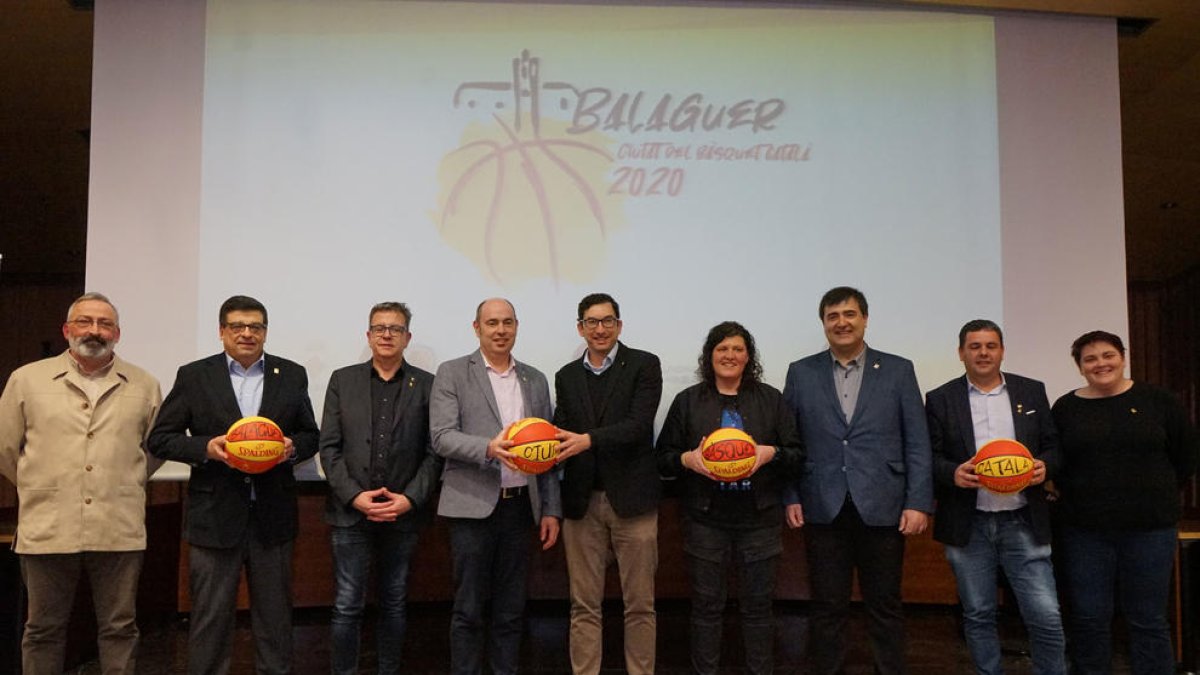 Representantes del consistorio y federativos presentaron ayer ‘Balaguer, Ciutat del Bàsquet Català’.