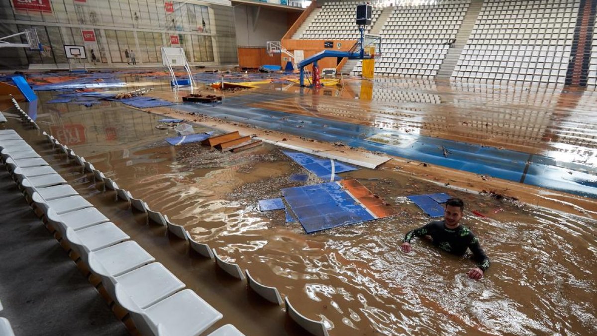 El pavelló Fontajau de Girona, amb més d’un metre d’aigua