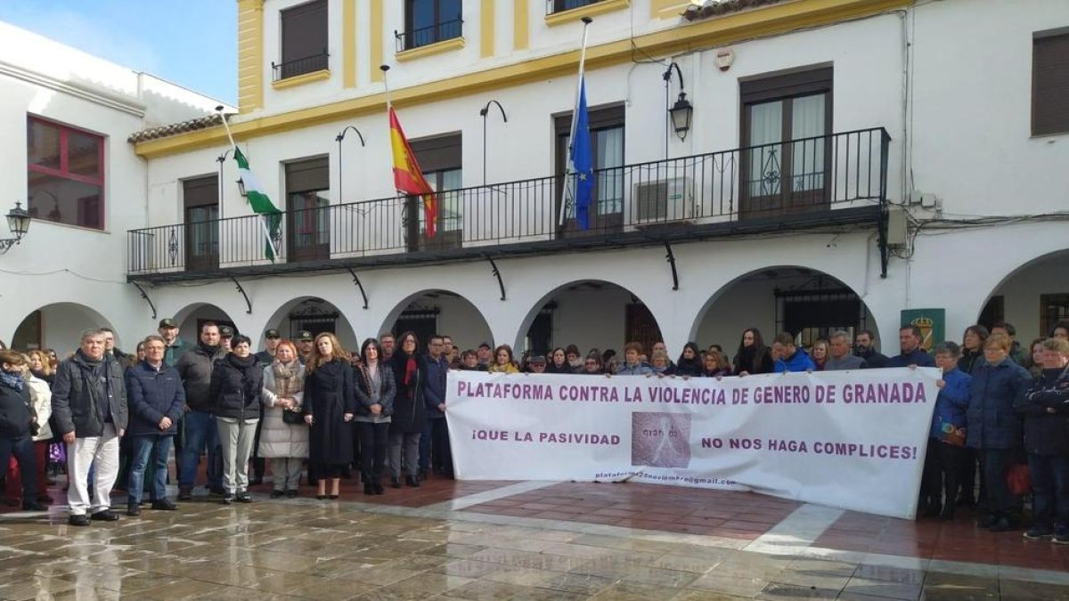 Unes 200 persones es van concentrar davant l’ajuntament per mostrar repulsa al crim.