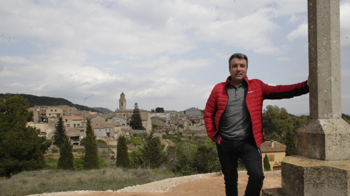 Arbós, a la creu de terme des de la qual es veu el poble.