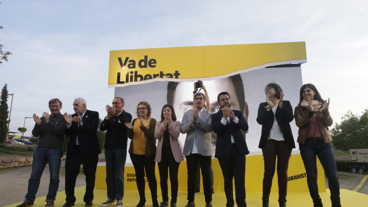 Aragonès, Eritja, Maragall y Pueyo, junto con otros dirigentes de ERC, ayer al acabar el acto en el Parc de l’Aigua.