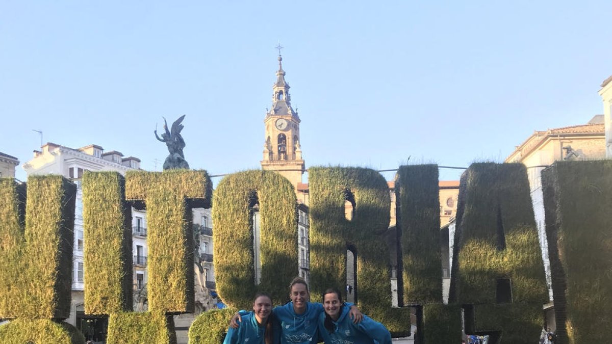 Las jugadoras del Cadí tras su llegada a Vitoria.