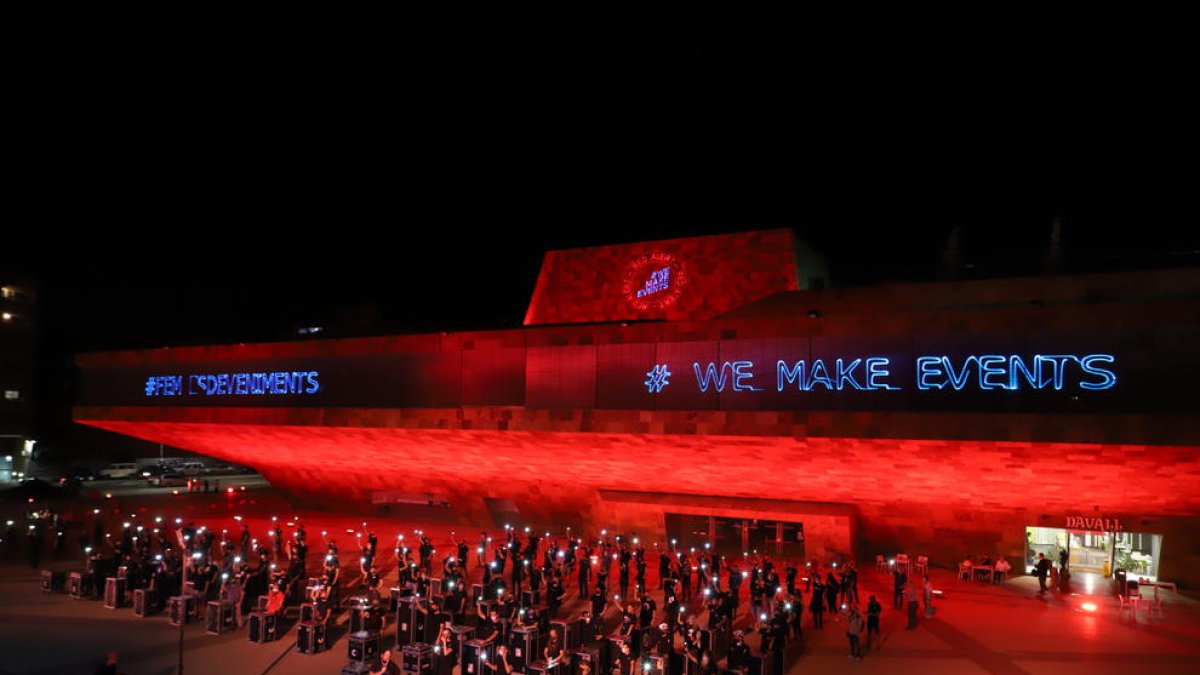 Empreses, professionals i associacions del sector dels esdeveniments i espectacles van il·luminar la Llotja de roig en senyal de protesta.