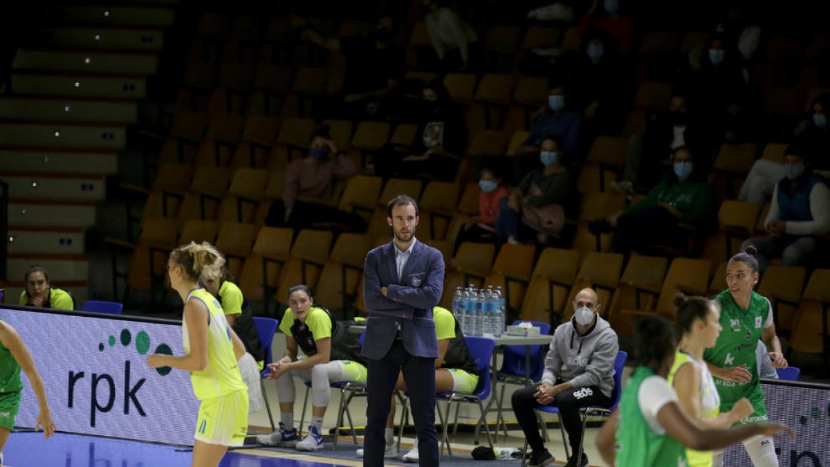 Bernat Canut observa el encuentro desde el banquillo.
