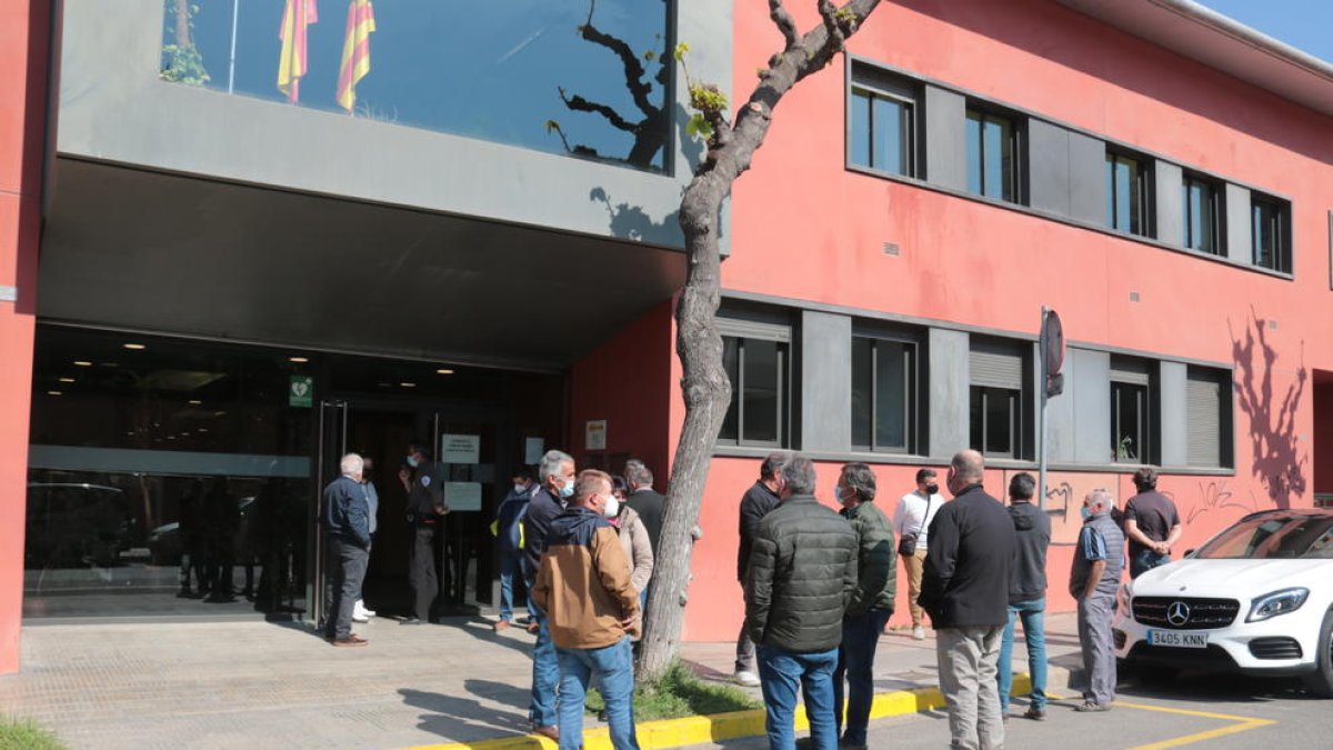 L'exterior de la seu dels serveis territorials d'Agricultura a Lleida amb professionals agraris esperant poder votar electrònicament a les eleccions agràries.