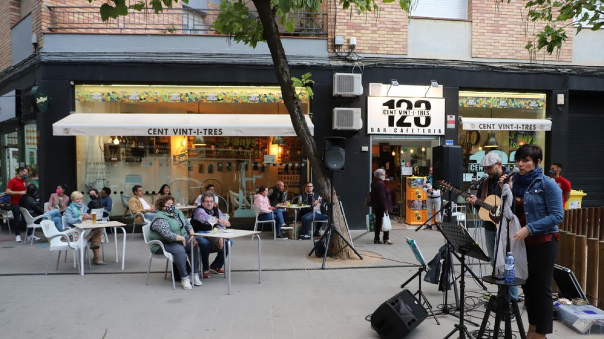 Música en directe a l’avinguda València de Lleida, ahir.