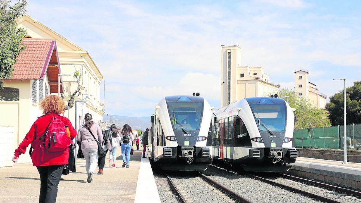 Los dos convoyes de la línea coincidieron ayer en la estación de Balaguer.