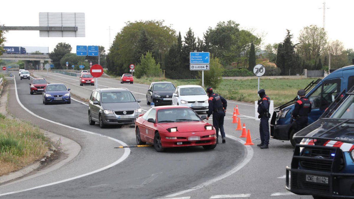 Controls dinàmics dels Mossos - Els Mossos d’Esquadra seguiran duent a terme aquest cap de setmana controls dinàmics perquè es compleixi el confinament comarcal. Ahir a la tarda, per exemple, en van fer un a la carretera C-13 al seu pas per Al ...