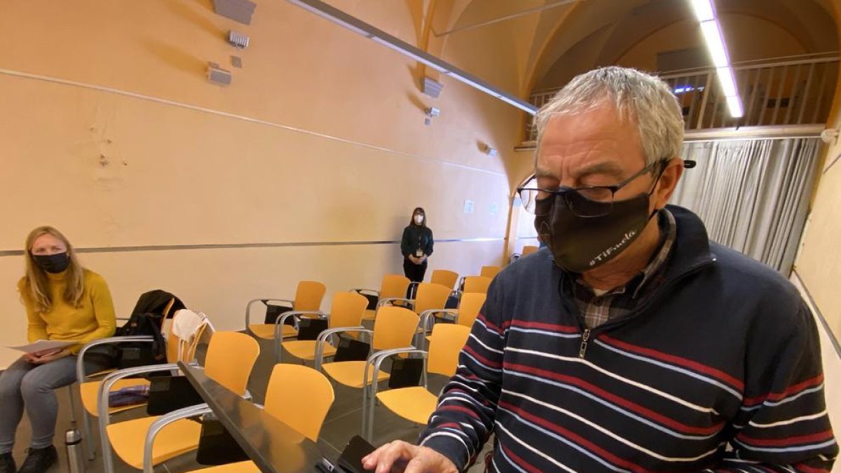 Un payés, votando el pasado 25 de marzo en Guissona.