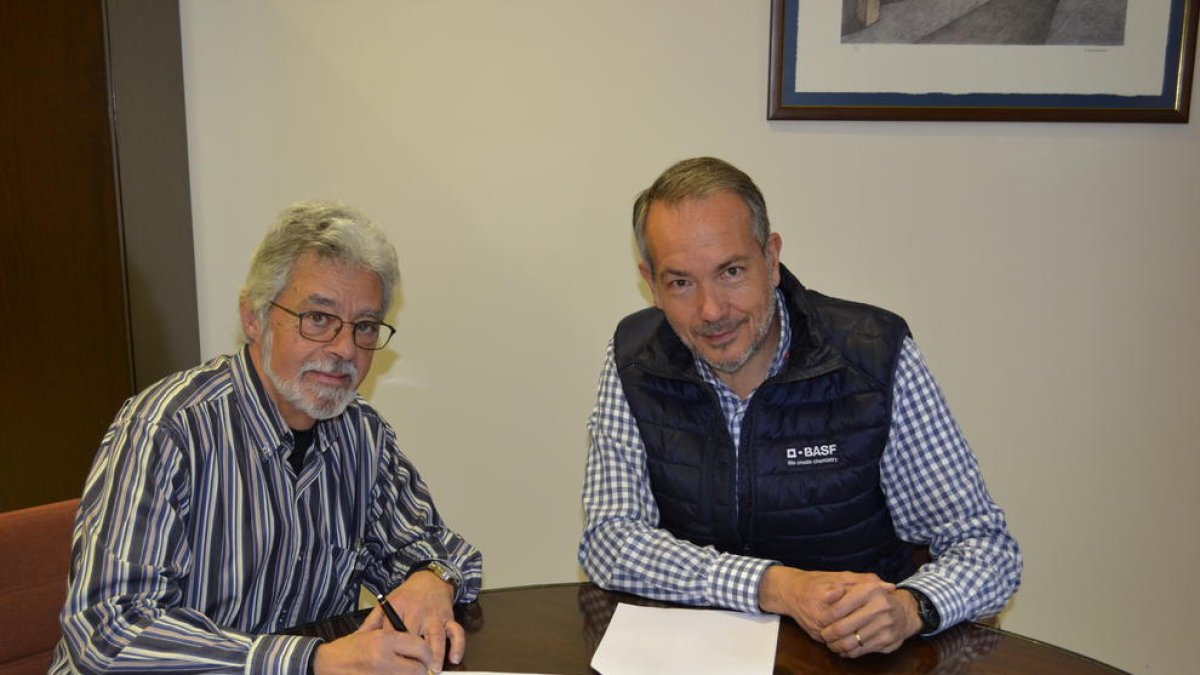 El hijo de Salat, Joan, y Francesc Lluch, presidente del consell.