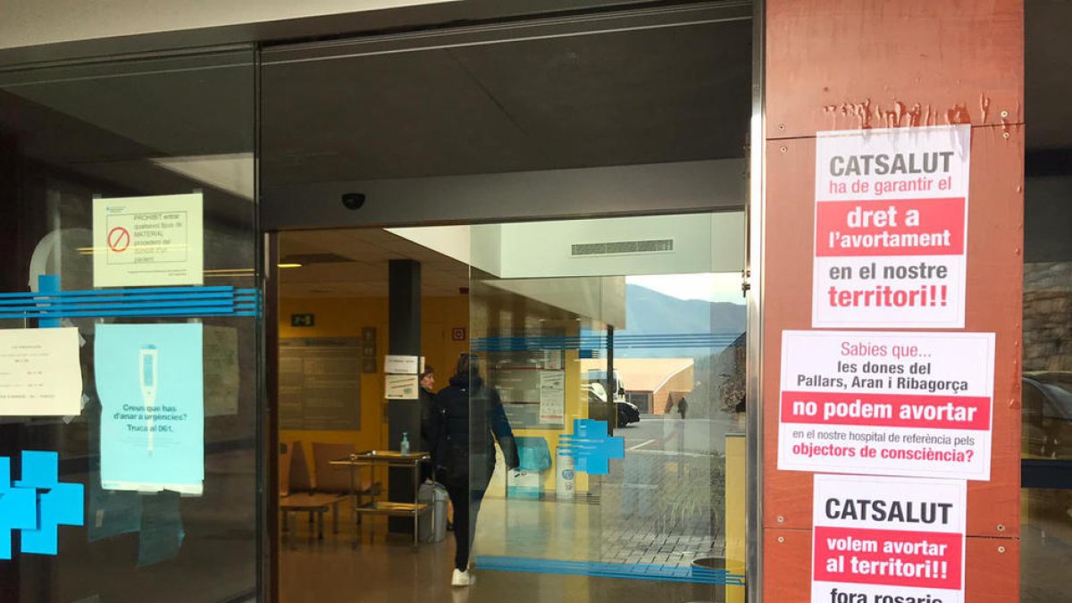 Carteles a favor del aborto voluntario en un CAP del Pallars.