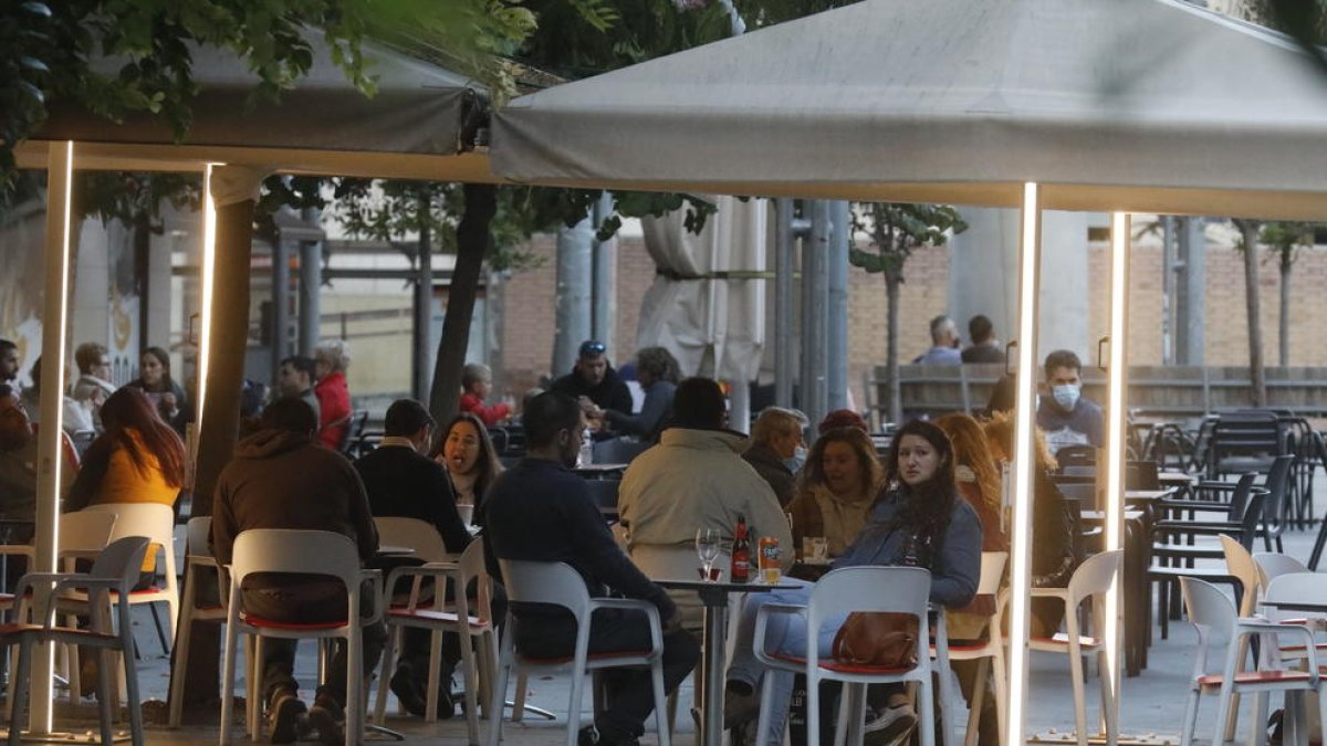 Des de dissabte és vigent la prohibició de reunió de més de sis persones, també a les terrasses.
