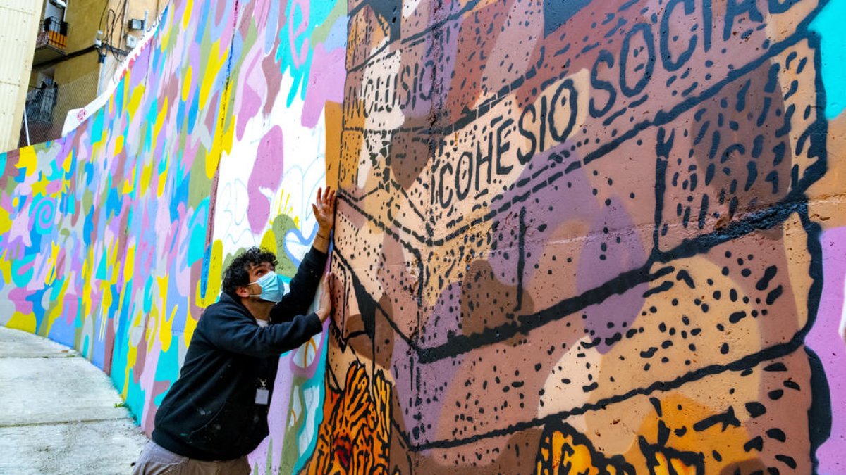 Uno de los artistas trabajando en su mural de gran formato.