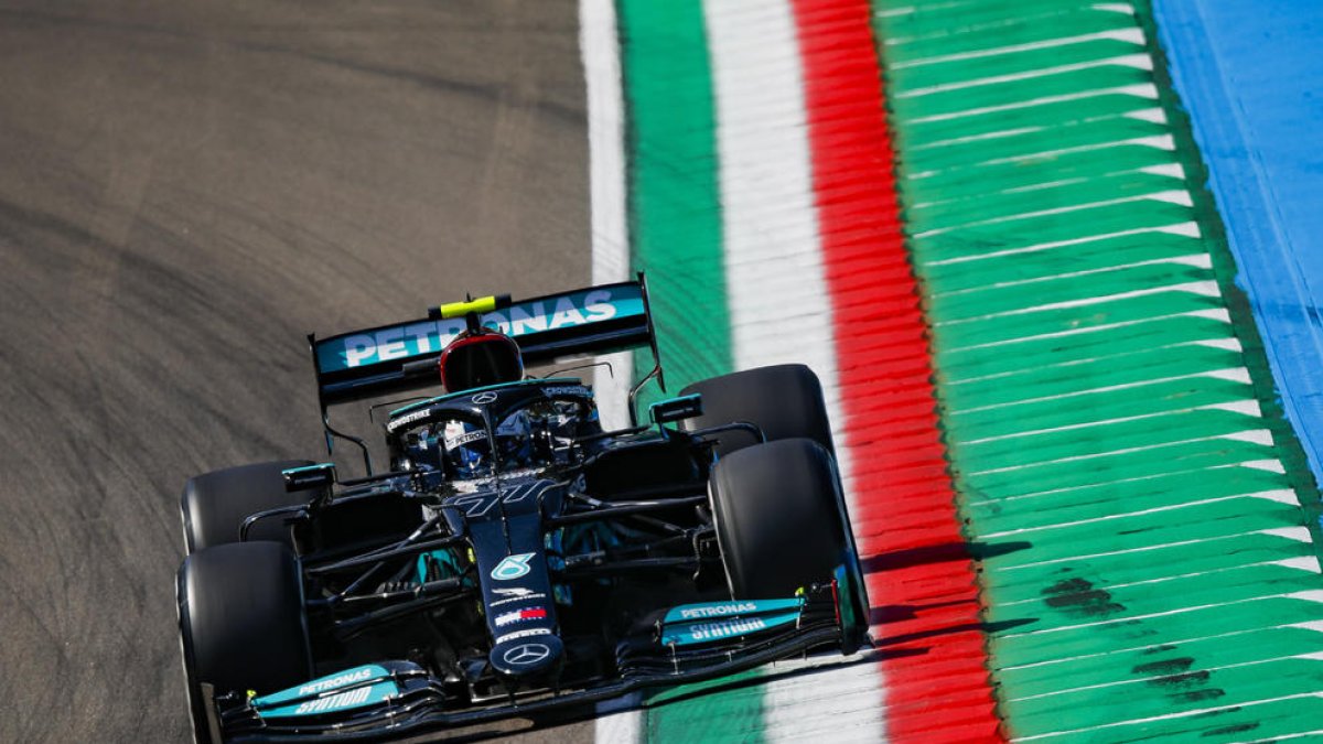 Valtteri Bottas, en un momento de la sesión de entrenamientos de ayer en el circuito de Imola.