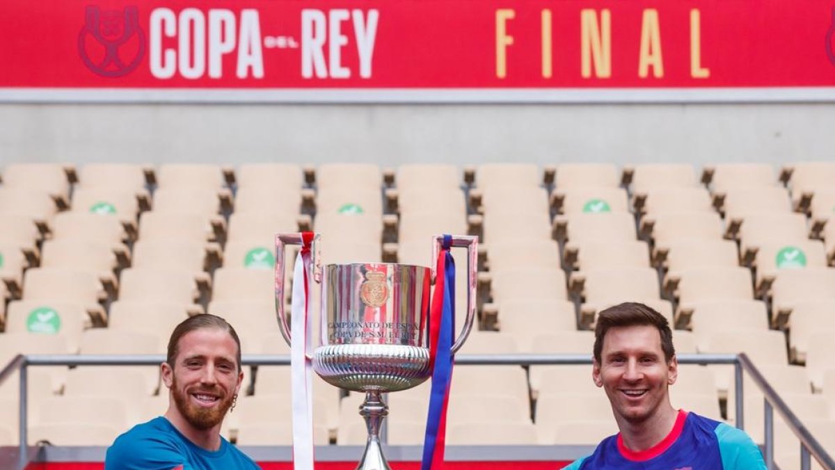 Los dos capitanes, Muniain y Messi, posan junto al trofeo ayer en el estadio de La Cartuja.