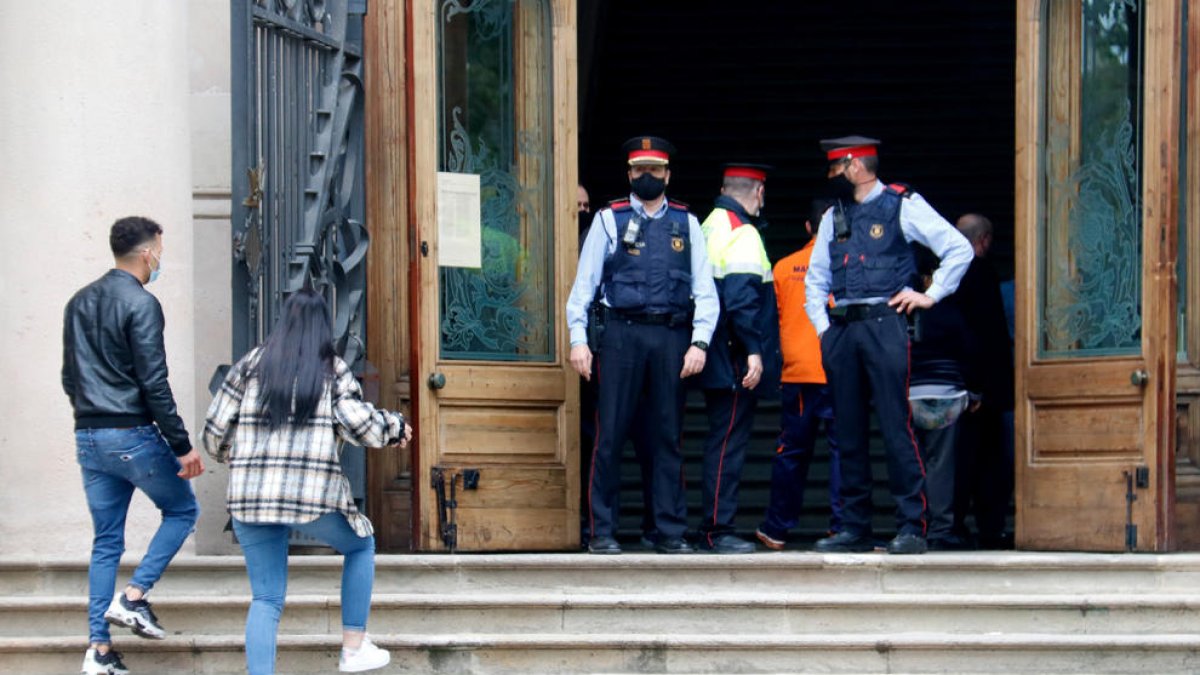 Uno de los acusados entrando en la Audiencia de Barcelona.