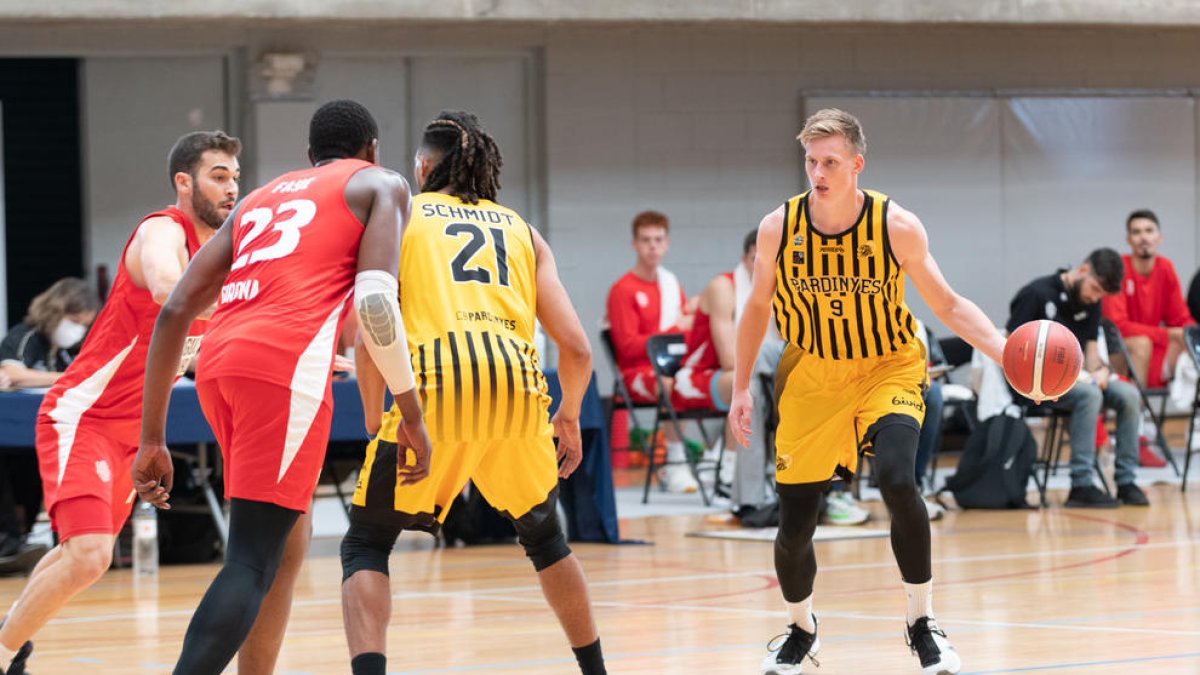 Mads Stürup y Elijah Schmidt elaboran la jugada ante Gerard Sevillano y Biram Faye.