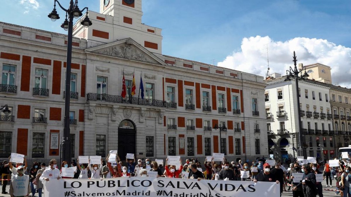 Centenares de personas se concentraron en seis puntos de la capital madrileña contra las medidas.