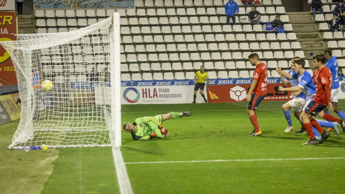 El equipo apoyó a Enric Bernat, compañero recién operado.