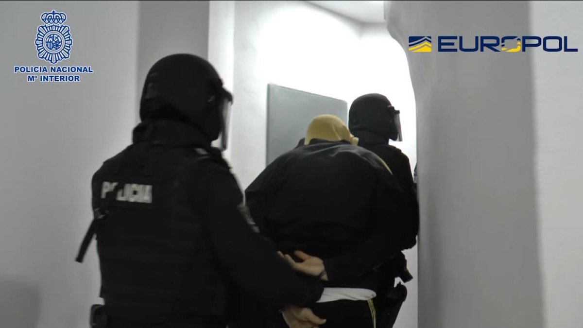 Imatge de la detenció de l’ara condemnat, que va finançar l’ingrés de la seua dona a Daesh.