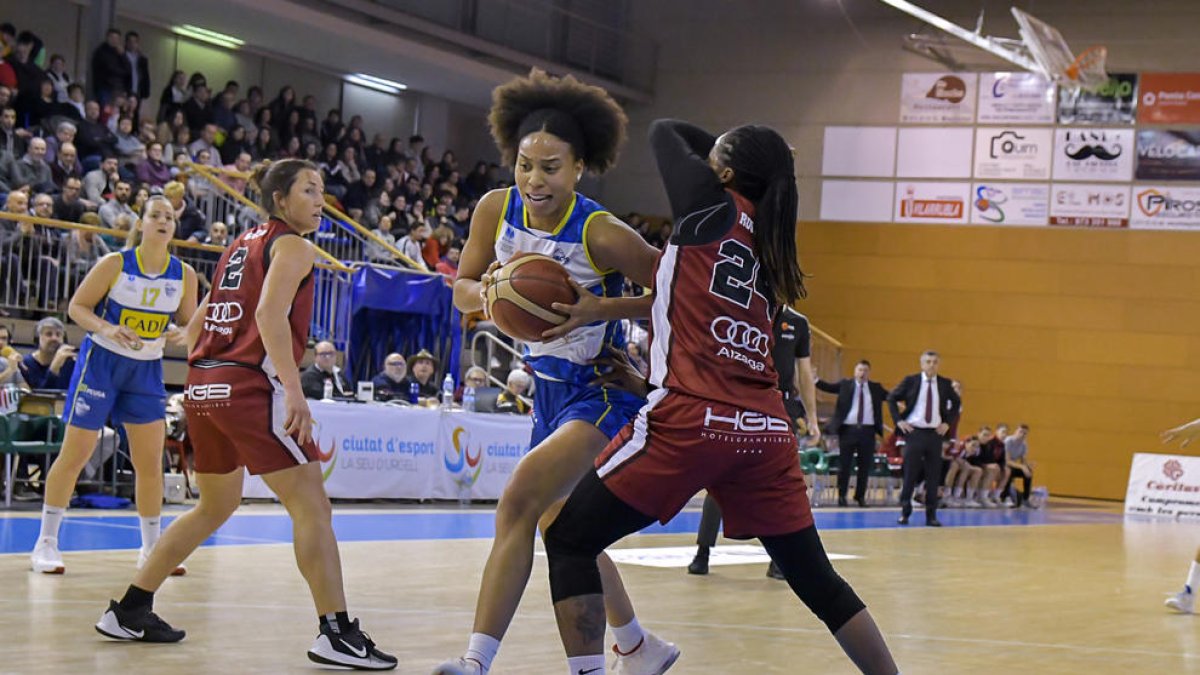 Tinara Moore intenta penetrar davant de Roundtree.