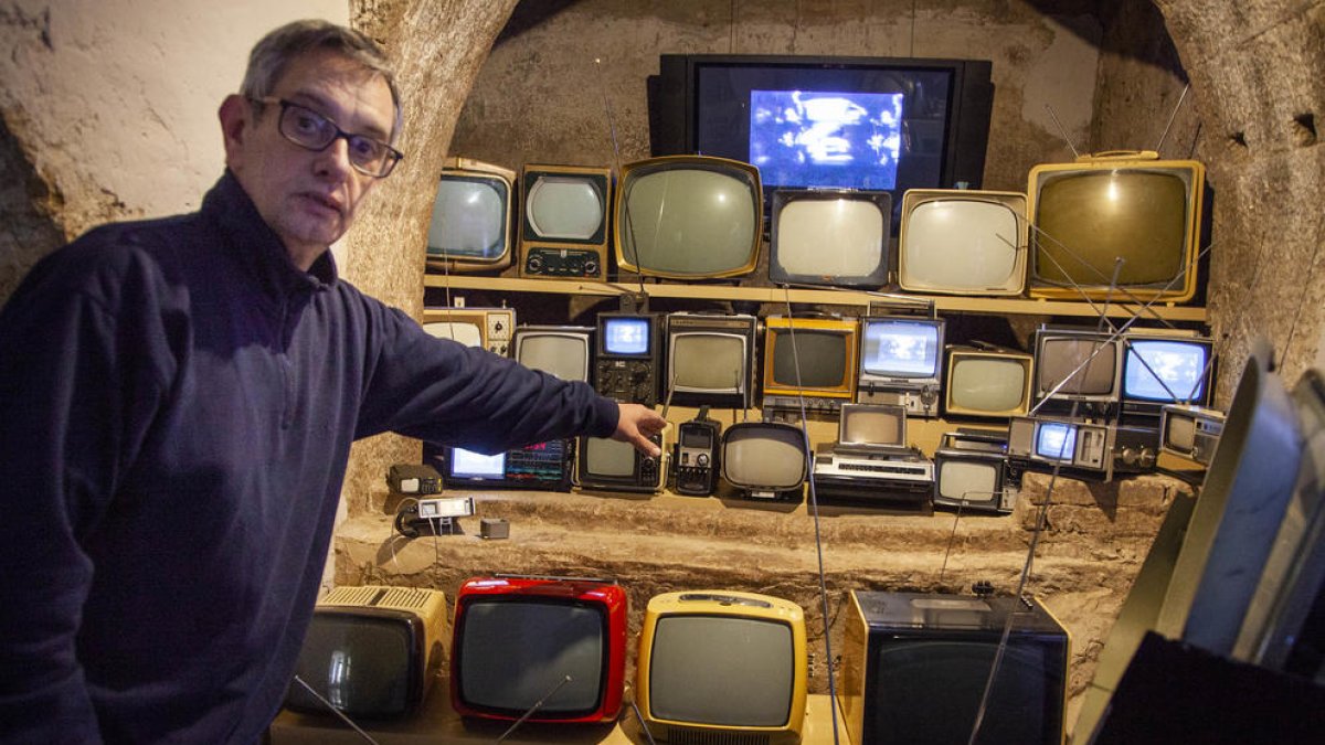 El responsable de la fundación, Manuel de Sanz, con decenas de televisores con asa para transportarlos fácilmente.