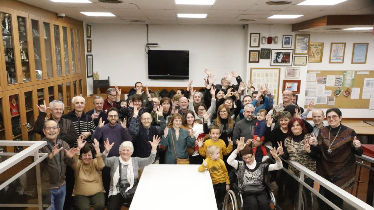Les sòcies i els socis de la Llar de Persones Sordes de Lleida, en un moment de la celebració, ahir.