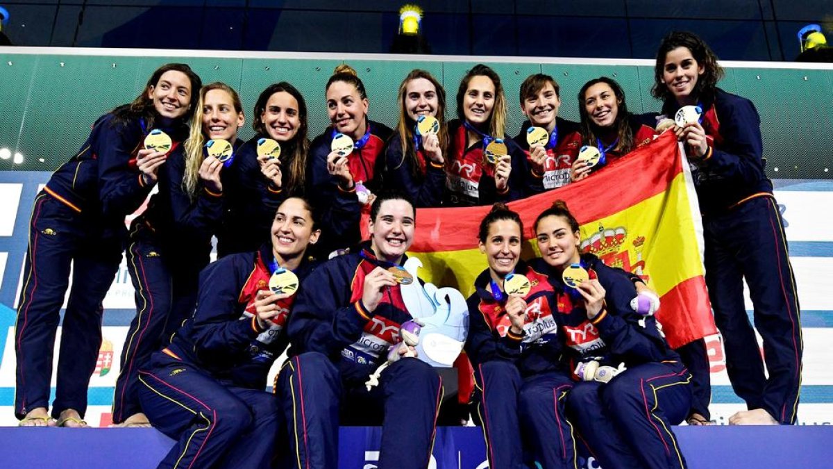 Las jugadoras de la selección celebran el título que ganaron ayer.