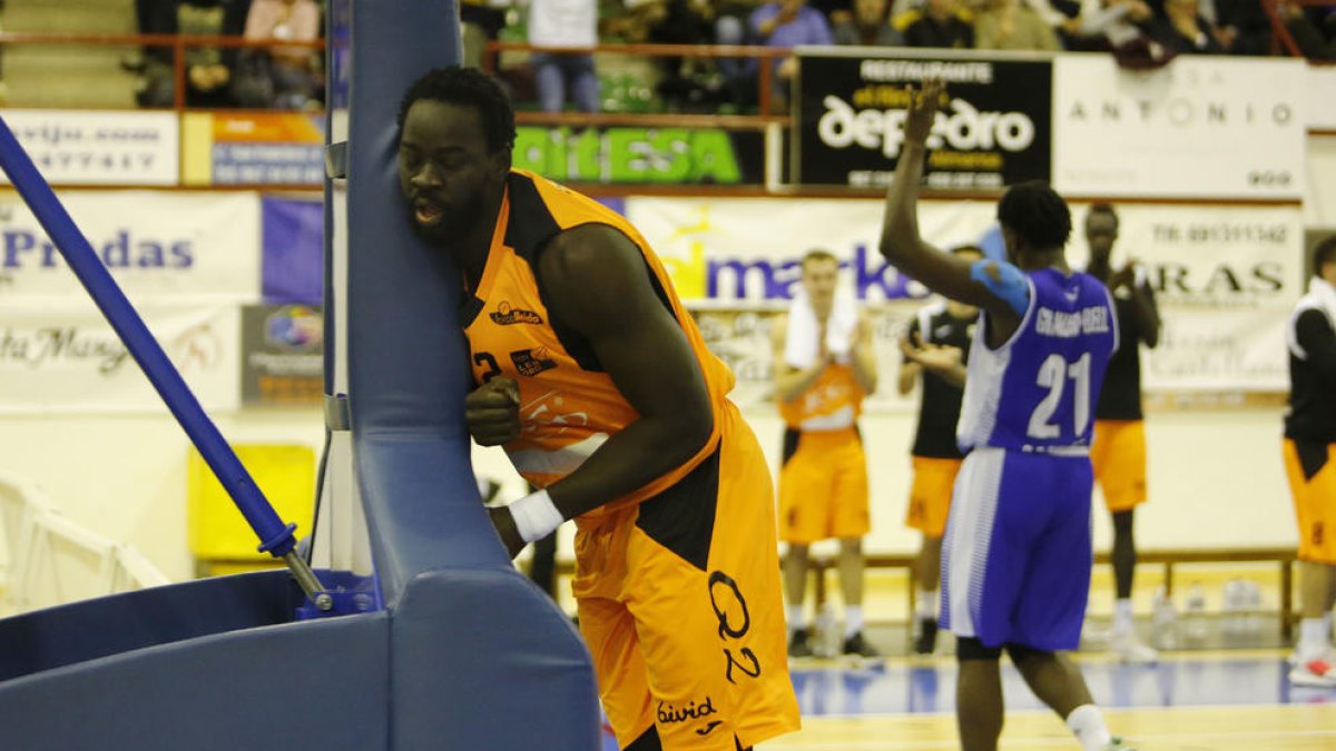 Shaquille es lamenta al consumar-se la derrota del Força Lleida a Almansa, després de dos pròrrogues.