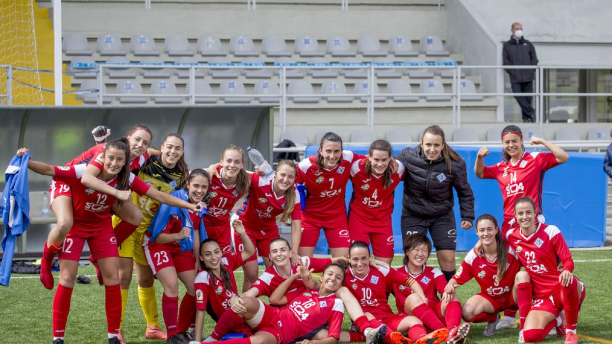 Las jugadoras del AEM muestran su alegría tras ganar al Madrid B.