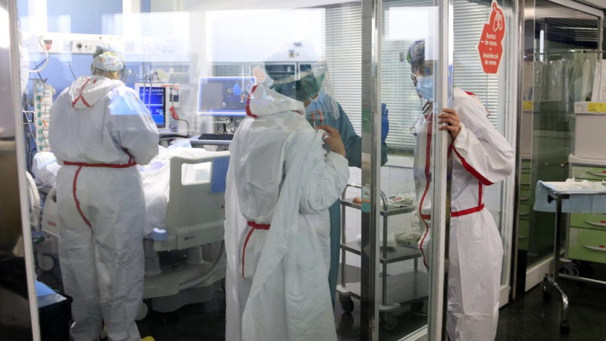 Sanitarias atendiendo a un paciente con Covid en la UCI.