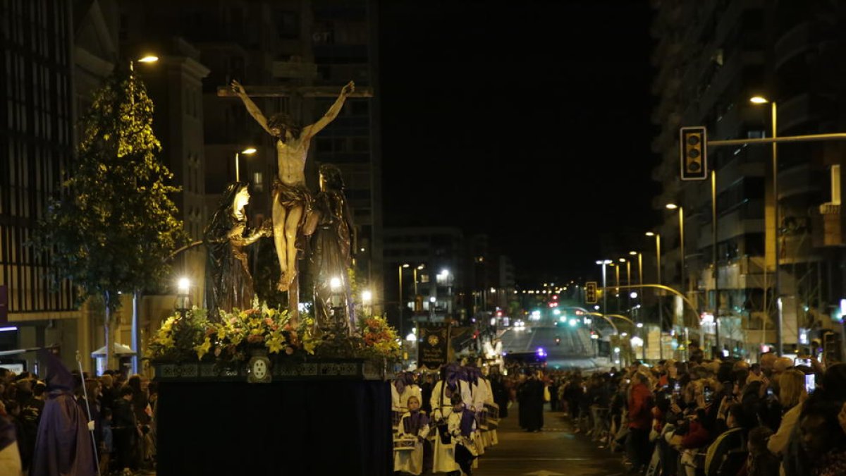 L’avinguda Catalunya va ser el punt on es va congregar més públic ahir en la processó del Sant Enterrament.