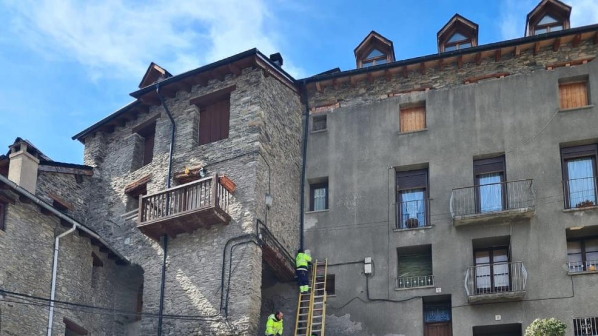 Las obras de despliegue de fibra óptica estos días en Llavorsí.