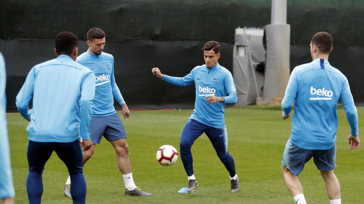Coutinho colpeja la pilota durant un entrenament d’aquesta setmana.