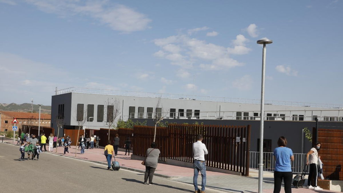 L’escola d’Almenar, a la sortida dels nens ahir a la tarda.