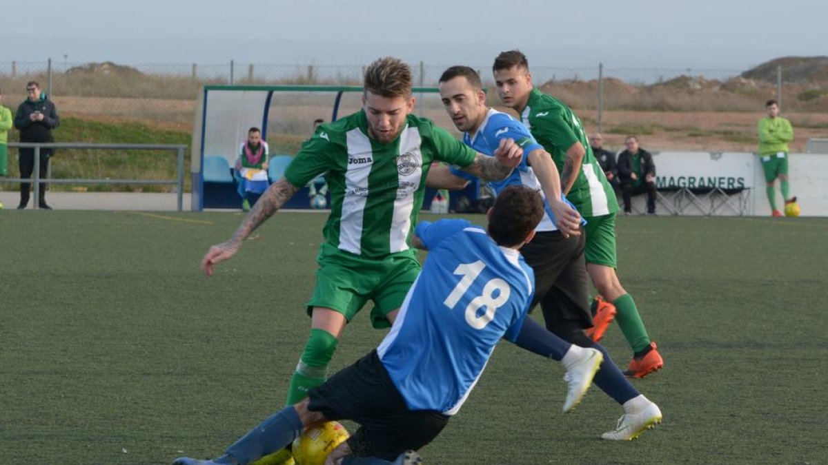 Mesas realitza una entrada amb contundència per evitar que el rival avanci.