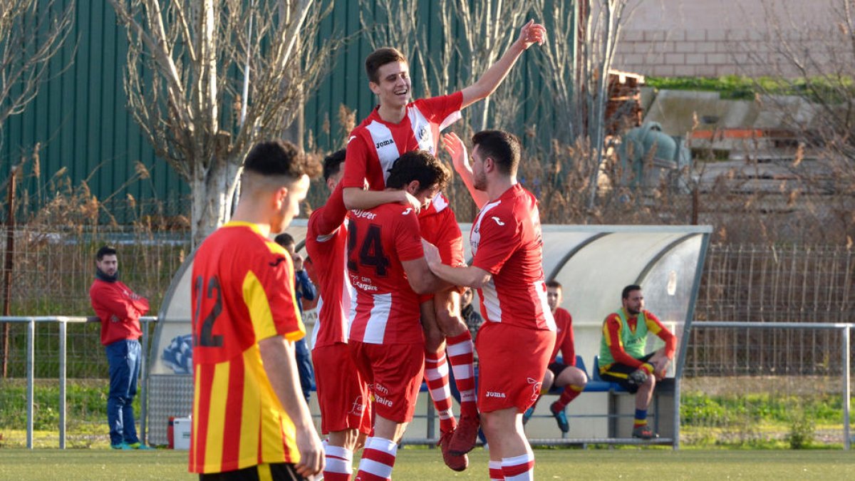 Jugadors de l’Atlètic Almacelles celebren un dels gols del partit.