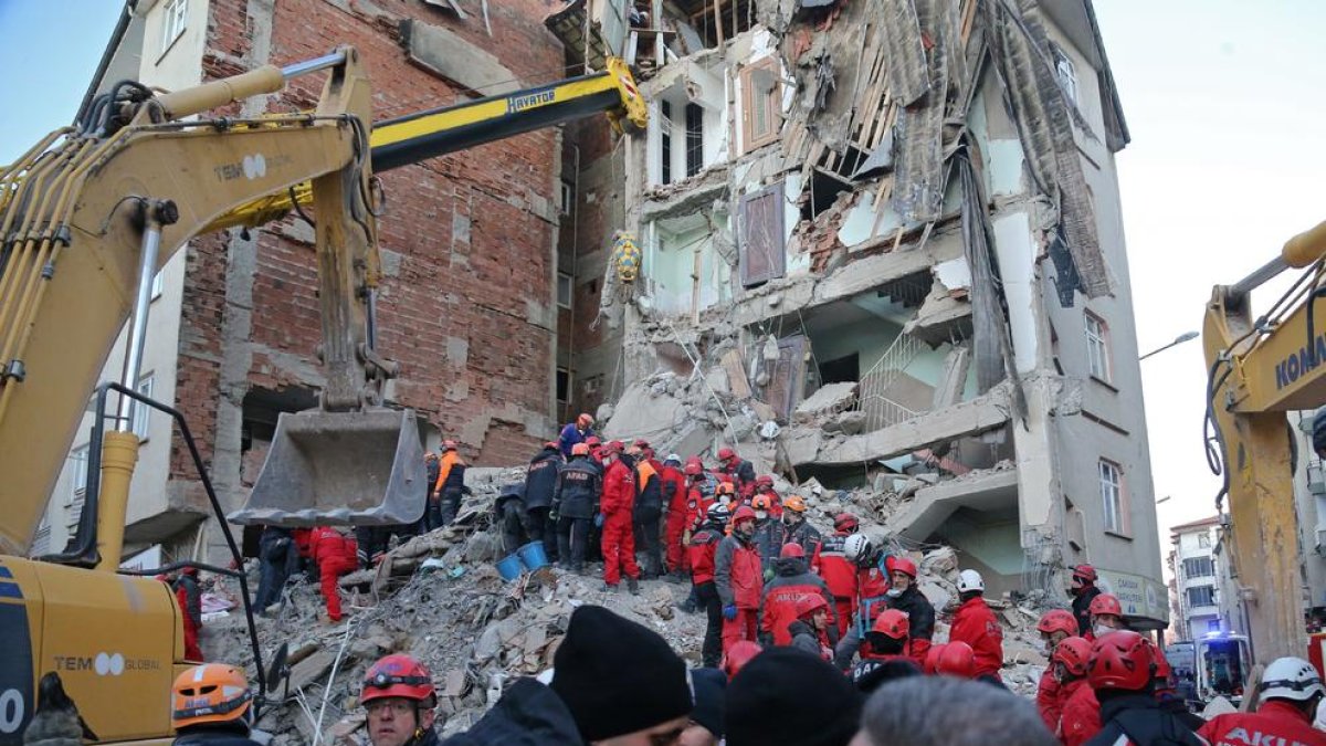 Imagen de un edificio en escombros tras el terremoto.