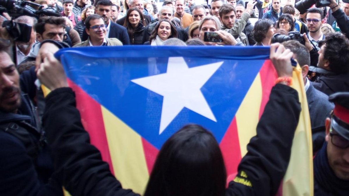 Arrimadas i la seua comitiva, davant un grup d’independentistes.